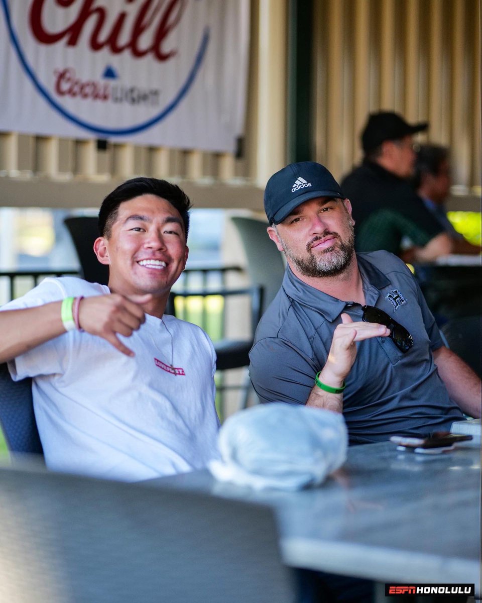 ESPNHonolulu's tweet photo. Mahalo @CoachTimmyChang for joining us for another Call the Coach at Ruby Tuesdays! It was a blast!😂🤙🏼@KanoaLeahey 

Mahalo to Ruby Tuesdays, Paxca, and Coors Light for supporting Call the Coach!

#CallTheCoach #TimmyChang #BRADDAHHOOD #HawaiiFootball https://t.co/MyH8jvPDmn
