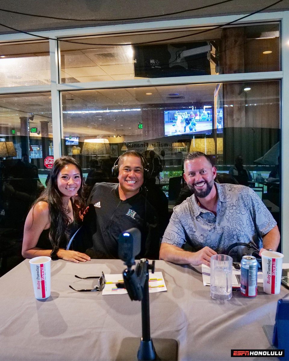 ESPNHonolulu's tweet photo. Mahalo @CoachTimmyChang for joining us for another Call the Coach at Ruby Tuesdays! It was a blast!😂🤙🏼@KanoaLeahey 

Mahalo to Ruby Tuesdays, Paxca, and Coors Light for supporting Call the Coach!

#CallTheCoach #TimmyChang #BRADDAHHOOD #HawaiiFootball https://t.co/MyH8jvPDmn