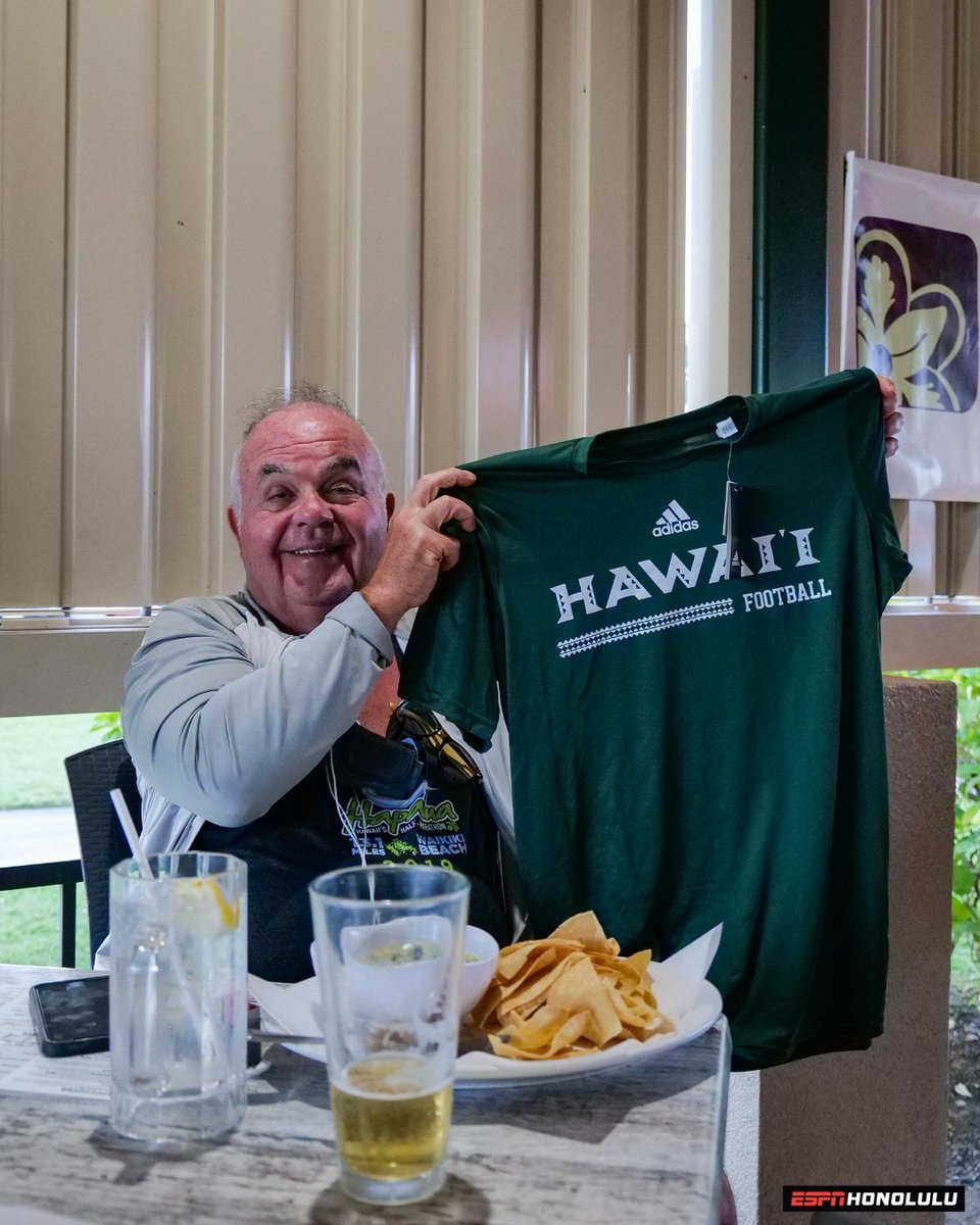 ESPNHonolulu's tweet photo. Mahalo @CoachTimmyChang for joining us for another Call the Coach at Ruby Tuesdays! It was a blast!😂🤙🏼@KanoaLeahey 

Mahalo to Ruby Tuesdays, Paxca, and Coors Light for supporting Call the Coach!

#CallTheCoach #TimmyChang #BRADDAHHOOD #HawaiiFootball https://t.co/MyH8jvPDmn