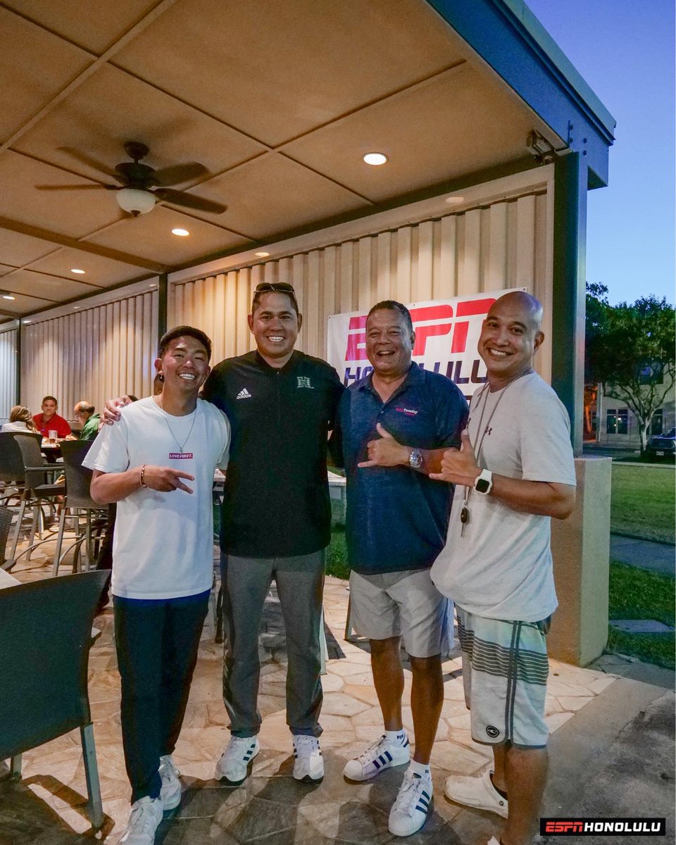 ESPNHonolulu's tweet photo. Mahalo @CoachTimmyChang for joining us for another Call the Coach at Ruby Tuesdays! It was a blast!😂🤙🏼@KanoaLeahey 

Mahalo to Ruby Tuesdays, Paxca, and Coors Light for supporting Call the Coach!

#CallTheCoach #TimmyChang #BRADDAHHOOD #HawaiiFootball https://t.co/MyH8jvPDmn