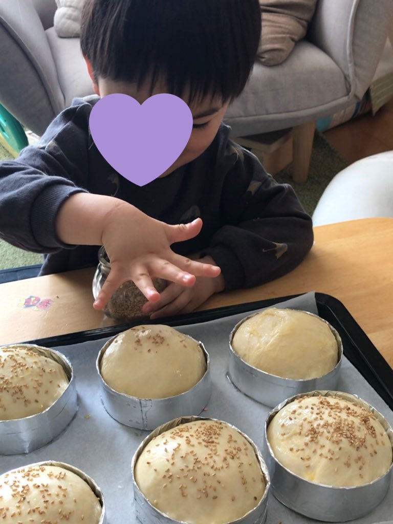 abekan622's tweet photo. コロナで子ども園休園+外出自粛要請中で、暇を持て余している長男の為にセルフハンバーガー屋さんしてみたら想像以上に喜んで作ってた🍔✨
何が1番楽しかったか聞いたら、バンズパン焼く前にゴマかけるのが楽しかったらしい…ゴマかよ笑 https://t.co/U0FiVblfTZ