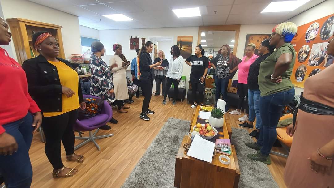 WifiNorthWest's tweet photo. Ambreen Raja delivered a session at @SupportSawn where they learnt how to look after their bodies as women and how physical exercise can help to easy their emotional stress and put in good pysical shape. A happy physically fit woman = happy home.
#FitnessMotivation @Oldham_Hour https://t.co/2d25wNCkrK