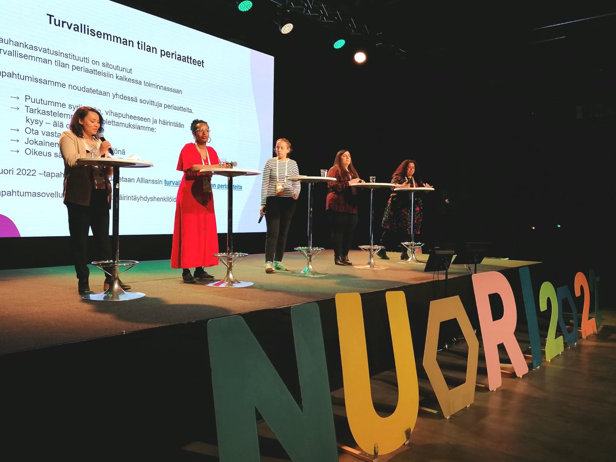 #Nuori2022-päivien 2. aamu alkaa 'Syrjimättömästä nuorisotyöstä antirasistiseen nuorisotyöhön' -paneelilla. Mukana RKI:n Mari Koivistoinen, @UlkarAghayeva ja @HMithiku sekä kansanedustaja @BellaForsgren. Paneelin moderoi Marisel Soto Godoy @SotoGodoy. #antirasismi @AllianssiRy