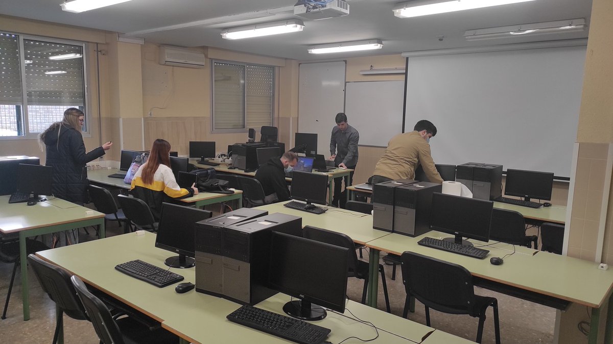 JornadasIes's tweet photo. Preparando para comenzar el taller 'de la teoría a la práctica en el análisis de malware' impartido por Carlos Flethes @m0riart3 https://t.co/5is3MOBJS9
