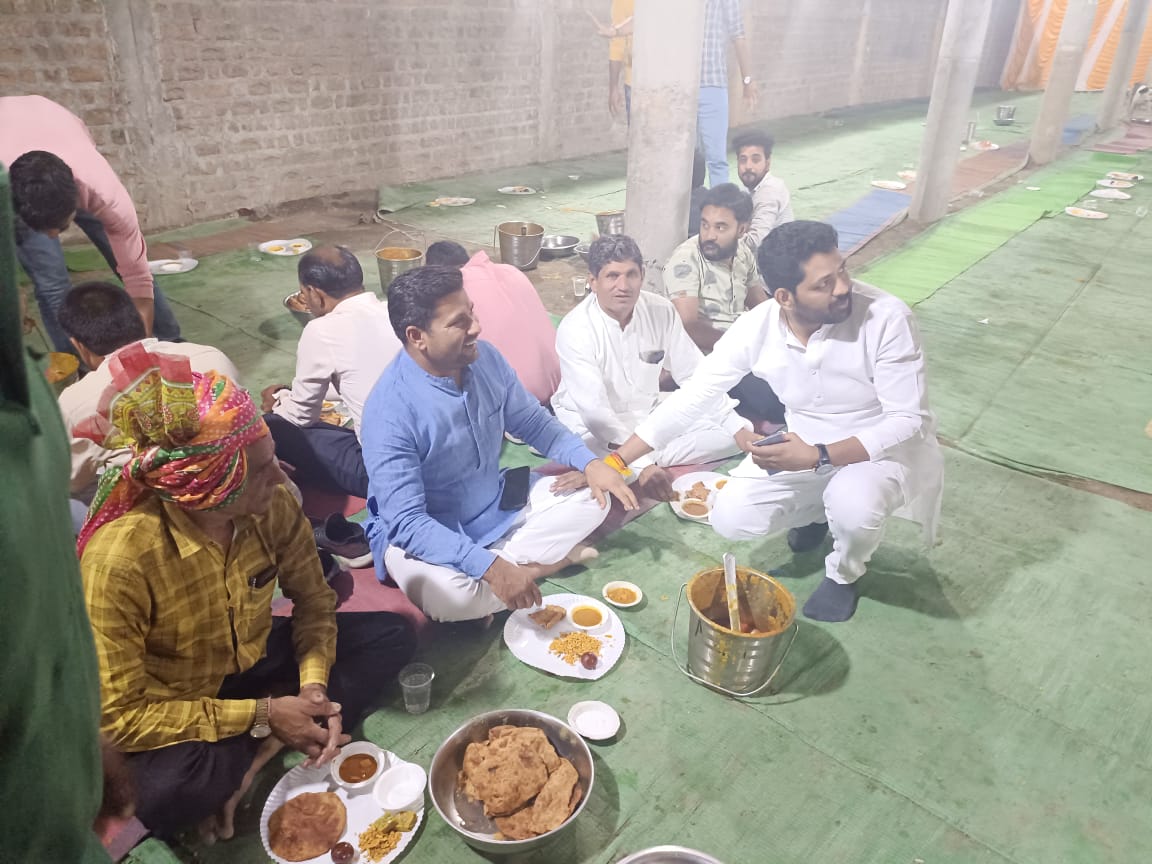 baljeet4bjp's tweet photo. भाजपा आष्टा कोठरी मंडल अध्यक्ष श्री रूपेश पटेल जी के भांजे प्रतीक जी व स्वास्तिक जी के विवाह समारोह में ग्राम ख़ामखेड़ा बैजनाथ मे सम्मिलित हुआ व नए दांम्पत्य जीवन की शुभकामनाएं दी। 
इस अवसर पर आदरणीय बाऊजी श्री जगदीश जी पटेल साहब एवं सभी वरिष्ठों का आशिर्वाद प्राप्त हुआ।#Ashtamp https://t.co/FbomDRnStv