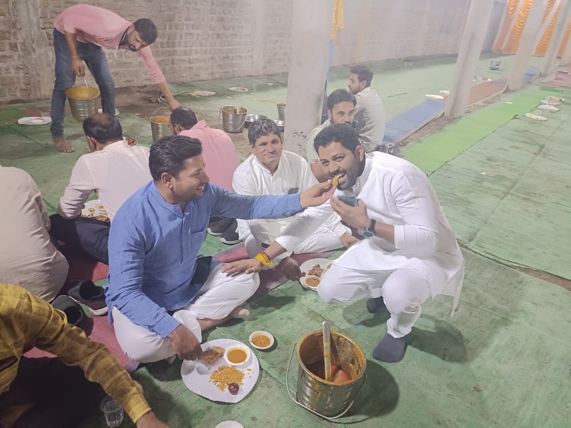 baljeet4bjp's tweet photo. भाजपा आष्टा कोठरी मंडल अध्यक्ष श्री रूपेश पटेल जी के भांजे प्रतीक जी व स्वास्तिक जी के विवाह समारोह में ग्राम ख़ामखेड़ा बैजनाथ मे सम्मिलित हुआ व नए दांम्पत्य जीवन की शुभकामनाएं दी। 
इस अवसर पर आदरणीय बाऊजी श्री जगदीश जी पटेल साहब एवं सभी वरिष्ठों का आशिर्वाद प्राप्त हुआ।#Ashtamp https://t.co/FbomDRnStv