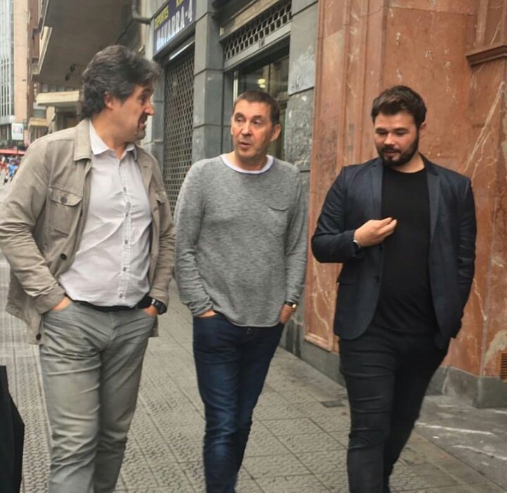 Societatcc's tweet photo. Grave equivocación introducir en la Comisión de Secretos Oficiales a quien quiere la voladura del país. En la dirección del Estado no pueden estar los que trabajan para su desaparición. https://t.co/AIWGTu44MJ