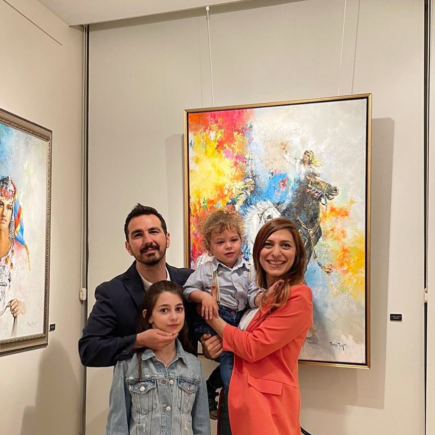 Curatus3's tweet photo. Good morning to all🤗

A warm photo from our exhibition, my family🧡🥰

#NFT #NFTCommunity https://t.co/RNWnwUDDvu