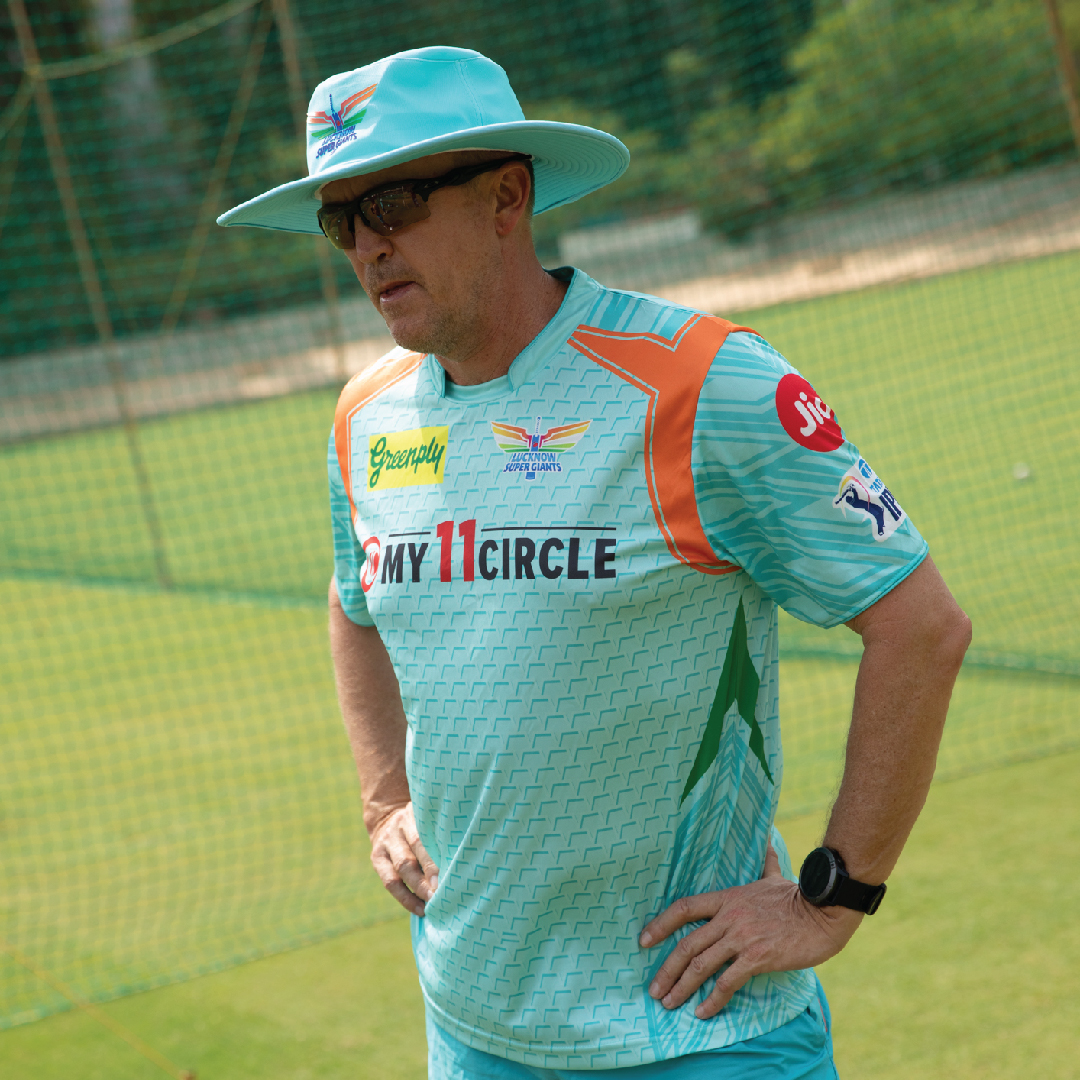 Coach Andy Flower staying cool in the #MumbaiSummer☀️

#AbApniBaariHai💪#IPL2022  🏆 #bhaukaalmachadenge #LucknowSuperGiants  #TataIPL #LSG2022
