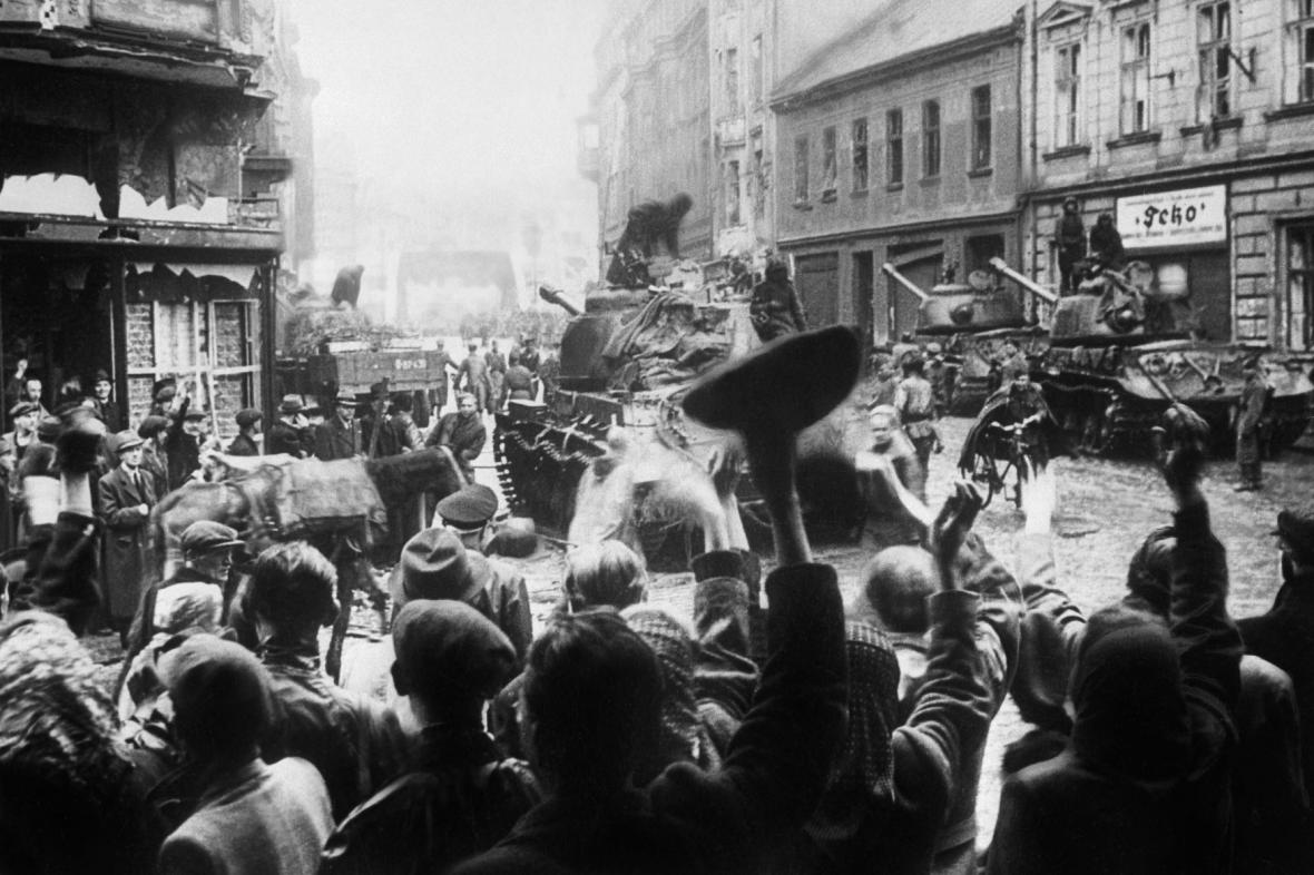 ArmadaCR's tweet photo. 77 let od osvobození Ostravy. 
Centrum města získali spojenci po tvrdých bojích a vysokých ztrátách. Ostravská operace byla jednou z největších bitev 2. světové války na našem území. https://t.co/Osy3N4hA32