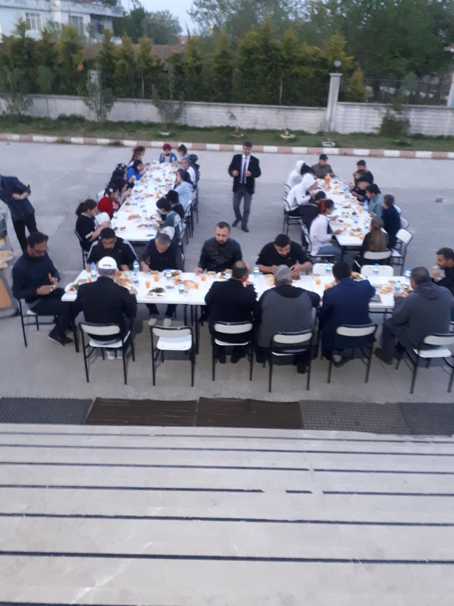 Okulumuzun 8.sınıf  öğrencilerimizle  iftar yemeğinde buluştuk.
 Birlik, beraberlik ve dayanışma ruhunun mücessemleştiği iftar programına katılım sağlayan   herekese ayrı ayrı teşekkür ederiz. Çok güzel ve bereketli bir program oldu.
Aklı geliştiren, ahlakı güzelleştiren okul.