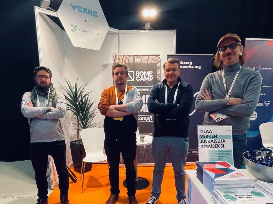 MinnaIlva's tweet photo. Olisiko sinulla hetki aikaa puhua #diginuorisotyö'stä? Panu, Macke, Heikki ja Juha tavattavissa @Verkeorg & @Koordinaatti ständillä #NUORI2022 #somecamp https://t.co/Wxzwz8S70l