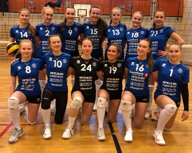 NÅ nærmer NM U17 2022 #Volleyball seg virkelig! Til helgen braker det løs på Ålgård, og allerede i morgen reiser vårt jentelag (bildet) og vårt guttelag nedover. Det blir garantert mye moro, godt spill og sportslig utvikling disse dagene! Vi ønsker lykke til! #BKTromsø #Tromsø