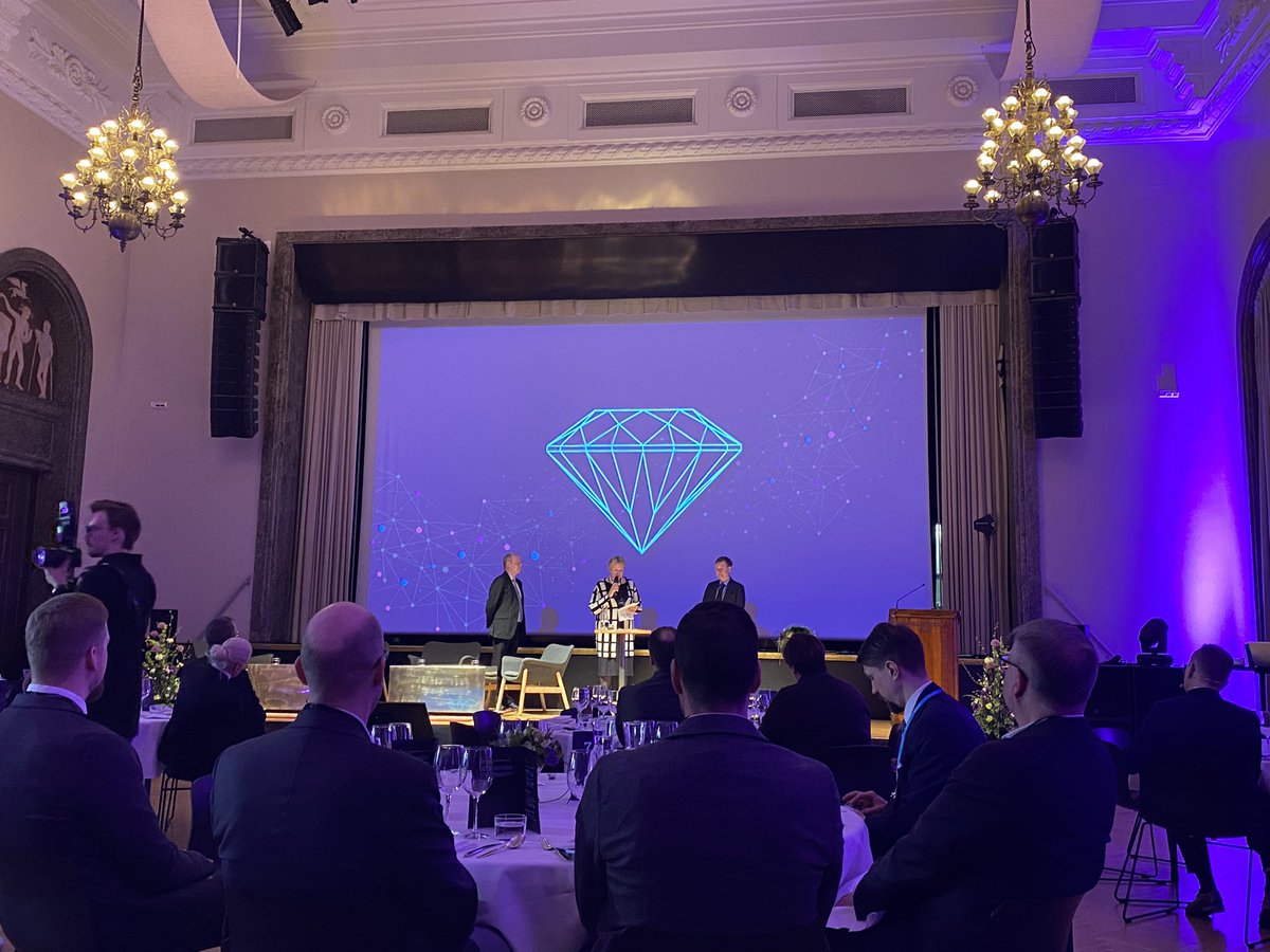 Turvallisuuskomitea on myöntänyt vuoden 2021 Timanttiteko-palkinnon ulkoministeriön tekoälyavusteiselle data-analytiikkapilotille. <a href="/Ulkoministerio/">MFA Finland 🇫🇮</a> hankkeessa analysoitiin koronapandemiasta ja maahanmuutosta sosiaalisessa mediassa käytävää keskustelua. Onnea 🌷🌷🌷 #ervefoorumi22