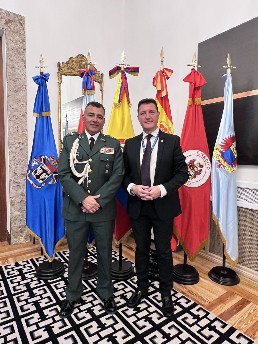 En la Embajada de Colombia en Madrid celebramos el aniversario # 71 del Comando General de las Fuerzas Militares de Colombia en compañía del Sr Embajador, agregados de defensa y militares de otros países y altos oficiales Españoles #LaVictoriaEsDeTodos