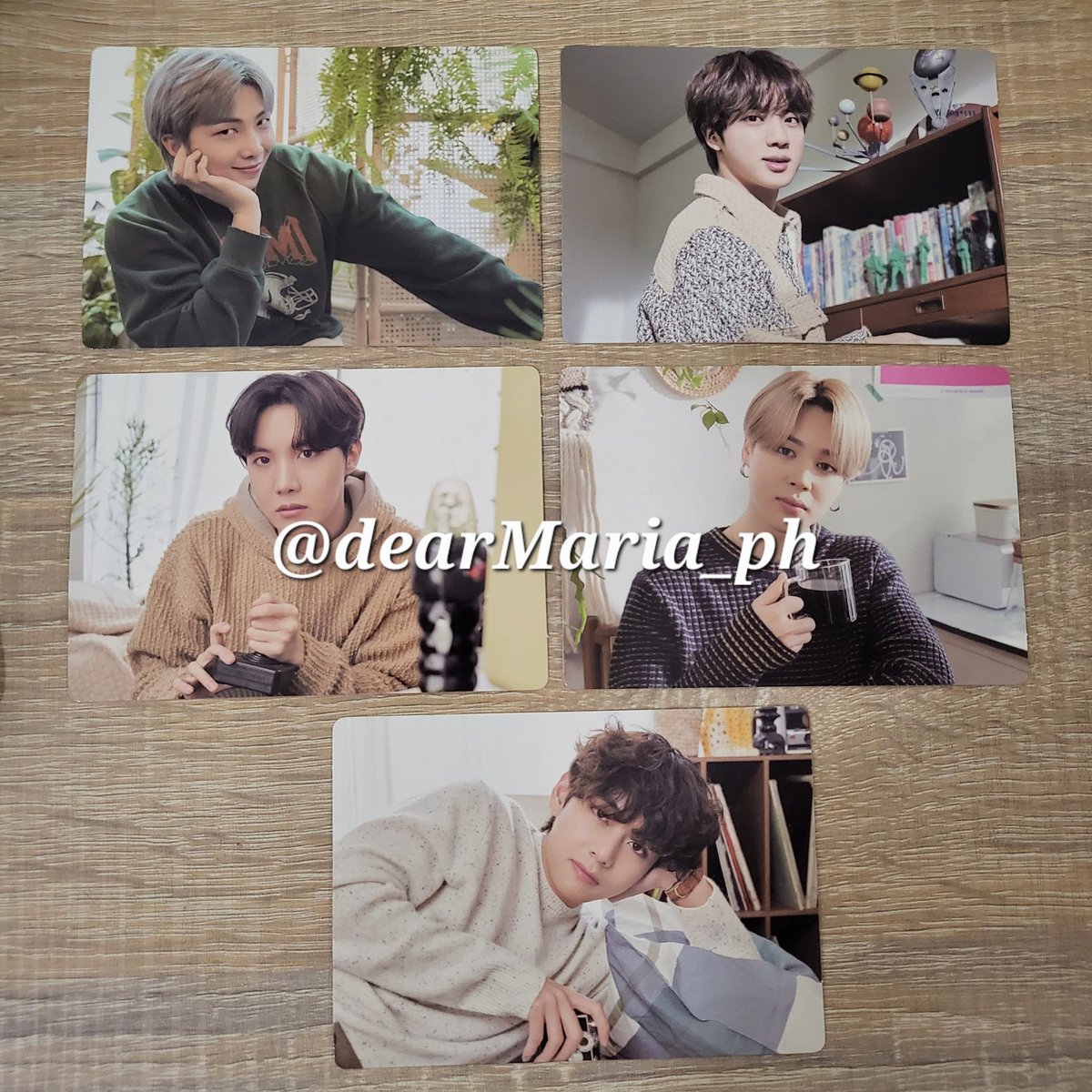 dearMaria_ph's tweet photo. WTS LFB | PH 🇵🇭 | ONHAND #dearMariaitems

BTS ARMY MEMBERSHIP MERCH PACK TINGI

💖 PC - 450 php each
💖 INNER POUCH - 200 php
🚚 SDD, SCO, GGX

🏷 bangtan rm jin seokjin yoongi j-hope hoseok jimin taehyung jungkook jk photocard clear bag https://t.co/twPjq8eNLe