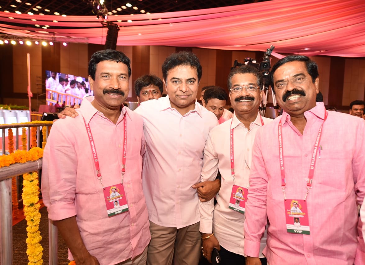 PNReddyBRS's tweet photo. తెలంగాణ రాష్ట్ర సమితి ప్లీనరీలో రామన్న @KTRTRS మరియు నా సహచర ఎమ్మెల్యేలతో @SRReddyTRS,@ChittemRRTRS

#20YearsOfTRS #TRSFormationDay https://t.co/GQTeiL2Ky9