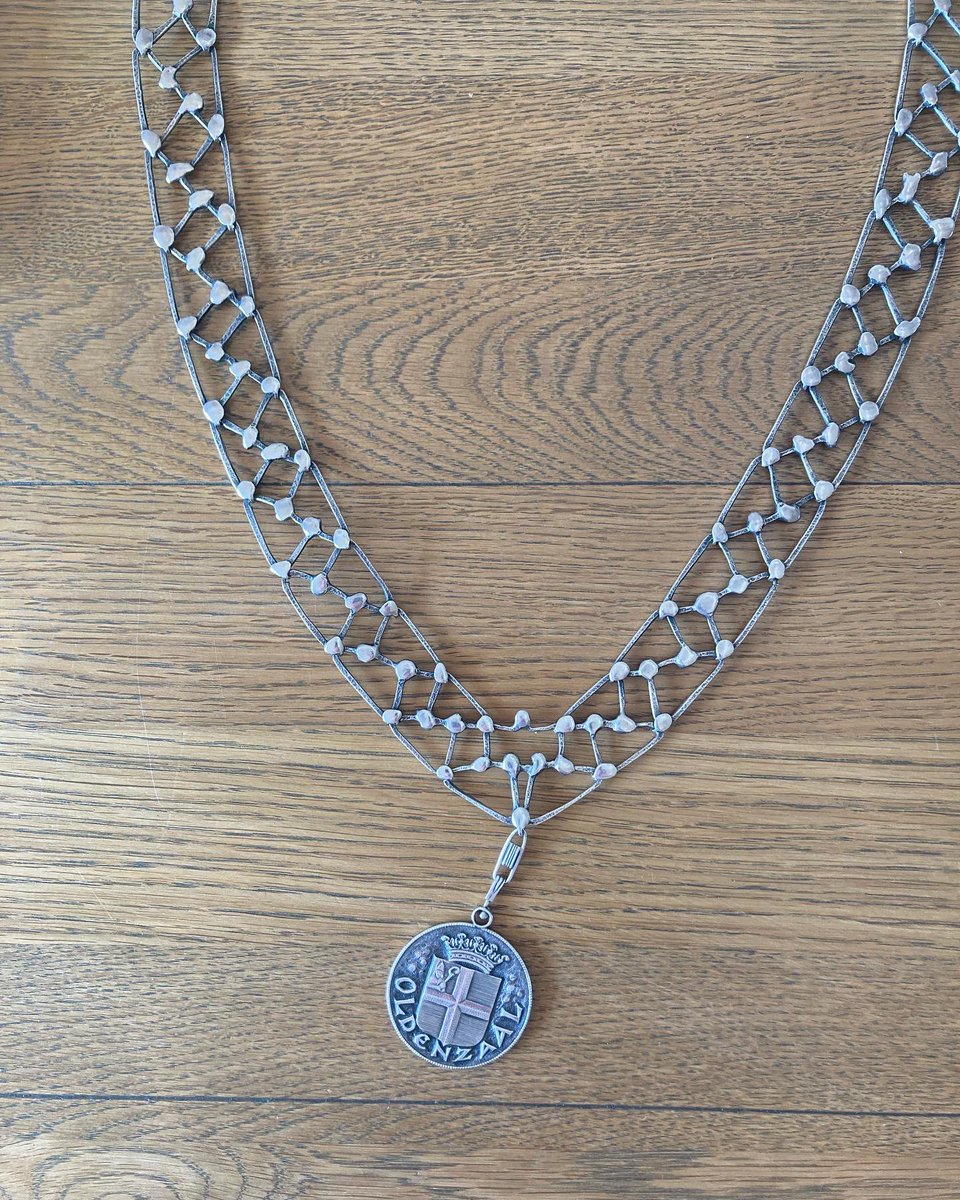 Vandaag ga ik twee bruidsparen in <a href="/StadOldenzaal/">Gemeente Oldenzaal</a> feliciteren. Alle twee 60 jaar getrouwd. Dit maal zonder ambtsketen, die heeft <a href="/PGWelman/">Patrick Welman</a> nodig voor de ontvangst van de gedecoreerden. #eensnadenkenovereenduplicaat😎