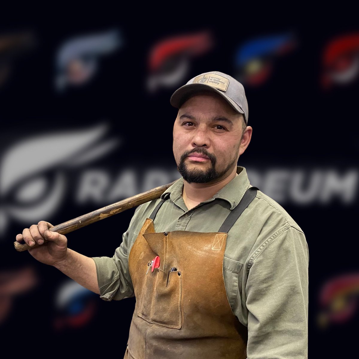 RaptoreumINDO's tweet image. Ini Jesse Lambert alias #Cryptosmith
@CryptoSmith01
Tukang Pedang $RTM🪶

Ayah karena takdir, suami karena pilihan, pengusaha karena kebetulan, pengrajin dgn sengaja

Pria ini menciptakan Blades+Items cantik dengan Laser Scans = #MMORPG #NFT Senjata &amp;amp; Item Real-In-Games :)&amp;gt;⚔️