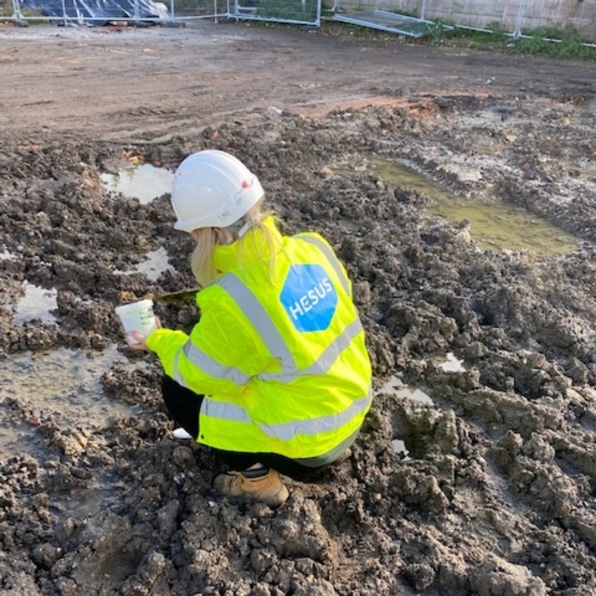 #Poissy, construction de nouveaux logements. Nos équipes interviennent pour prélever et analyser des échantillons de sols. La caractérisation est une étape clé pour identifier les meilleures filières de gestion et de valorisation des terres
 #economiecirculaire #greentech #terres
