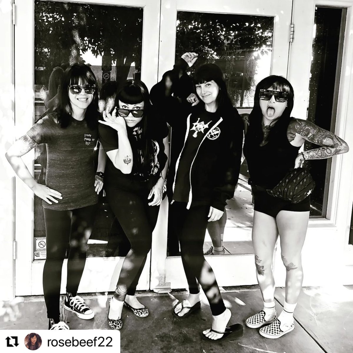 thedartsUS's tweet photo. Black hair with bangs crew. 🖤
#thedartsus #lovetsunamitour2022 #snakeoil #femalemusicians #alternativetentacles #alternativetentaclesrecords #farfisa  #vox #fender #dwdrums #meinlcymbals #scorpionpercussion #americanweapongradehickory #dwhardware 📷 @kellsahr https://t.co/8SeSFb0ZH7
