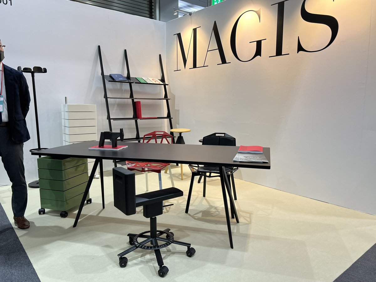 nobi's tweet photo. 危ない！あやくう大好きな @MAGIS_Japan のブースを見逃すところだった。帰りのエスカレーターの近く。今回は初めてで定番オフィス商品にフォーカスした展示。
ぜひ日本のオフィス楽しくするために来年はコマの形のSpun Chairも展示して欲しい、と提案してきた。 #オルガテック https://t.co/8G56KaX1pJ