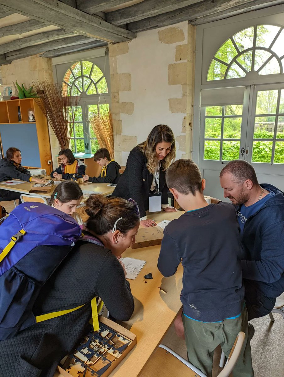 IncubPatrimoine's tweet photo. #RetourEnImage sur @edu_cart 👩👧Des #familles on rejoint l’expérimentation au château d’#AzayRenaissance et à l’hôtel de #Sully pour aider la #startup à développer ses jeux de construction 3D en bois écologique déclenchant du contenu éducatif en réalité augmentée 🏰 https://t.co/W3F4NoHZYe
