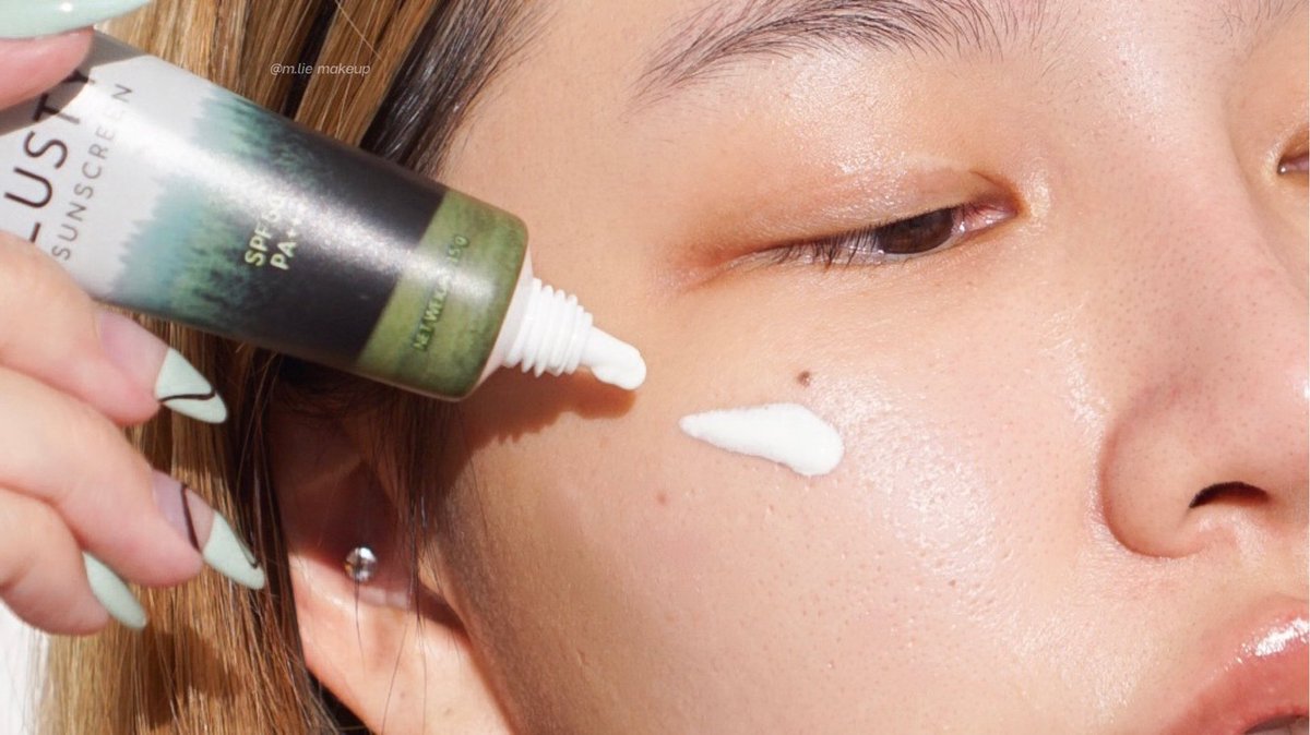 Mlie_Makeup's tweet photo. ชอบบบกันแดดเนื้อเซรั่ม Lusty Sunscreen ของ Lanos ตัวนี้มากเนื้อเบาสบายผิวแต่กันแดดได้ดีเพราะปกป้อง 2 ชั้น เป็นเนื้อฟิล์มเคลือบบางๆซึมไวคุมมันดีด้วย ทาแล้วผิวดูสวยไบรท์ขึ้นนิดนึงแต่งหน้าต่อไม่ขุยนะดีมากก มีกลิ่นหอมบางๆทาแล้วสดชื่น
#lustysunscreen #กันแดดลัสตี้ https://t.co/dHH6fcFZLn