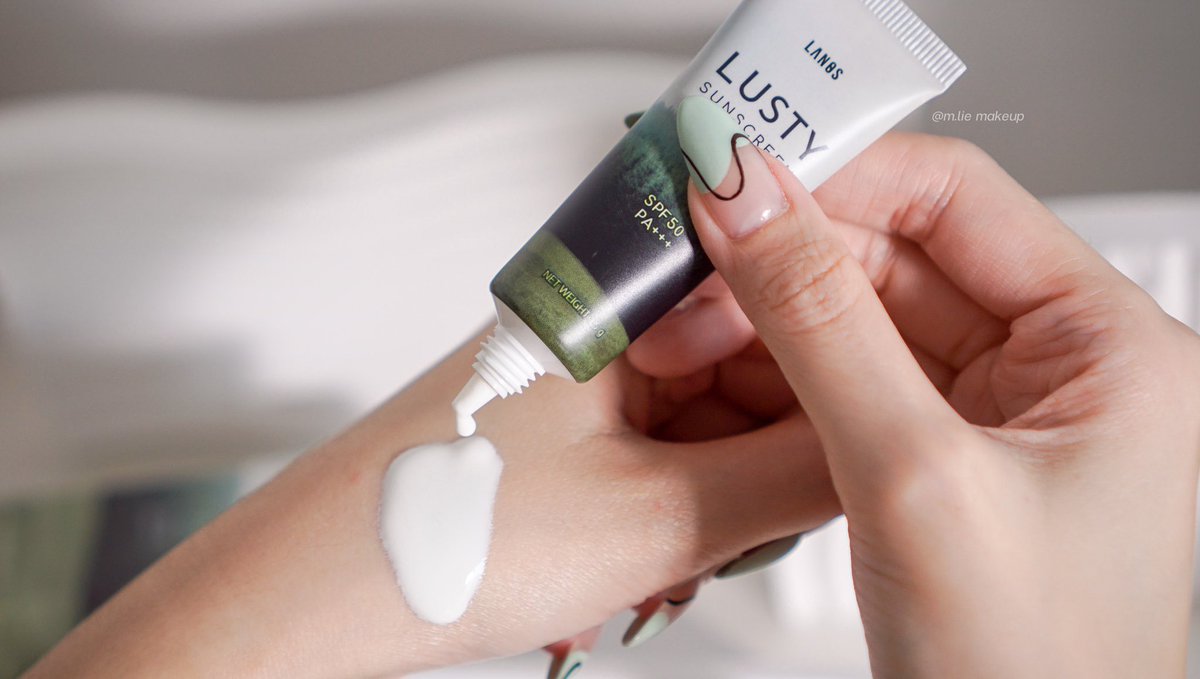 Mlie_Makeup's tweet photo. ชอบบบกันแดดเนื้อเซรั่ม Lusty Sunscreen ของ Lanos ตัวนี้มากเนื้อเบาสบายผิวแต่กันแดดได้ดีเพราะปกป้อง 2 ชั้น เป็นเนื้อฟิล์มเคลือบบางๆซึมไวคุมมันดีด้วย ทาแล้วผิวดูสวยไบรท์ขึ้นนิดนึงแต่งหน้าต่อไม่ขุยนะดีมากก มีกลิ่นหอมบางๆทาแล้วสดชื่น
#lustysunscreen #กันแดดลัสตี้ https://t.co/dHH6fcFZLn