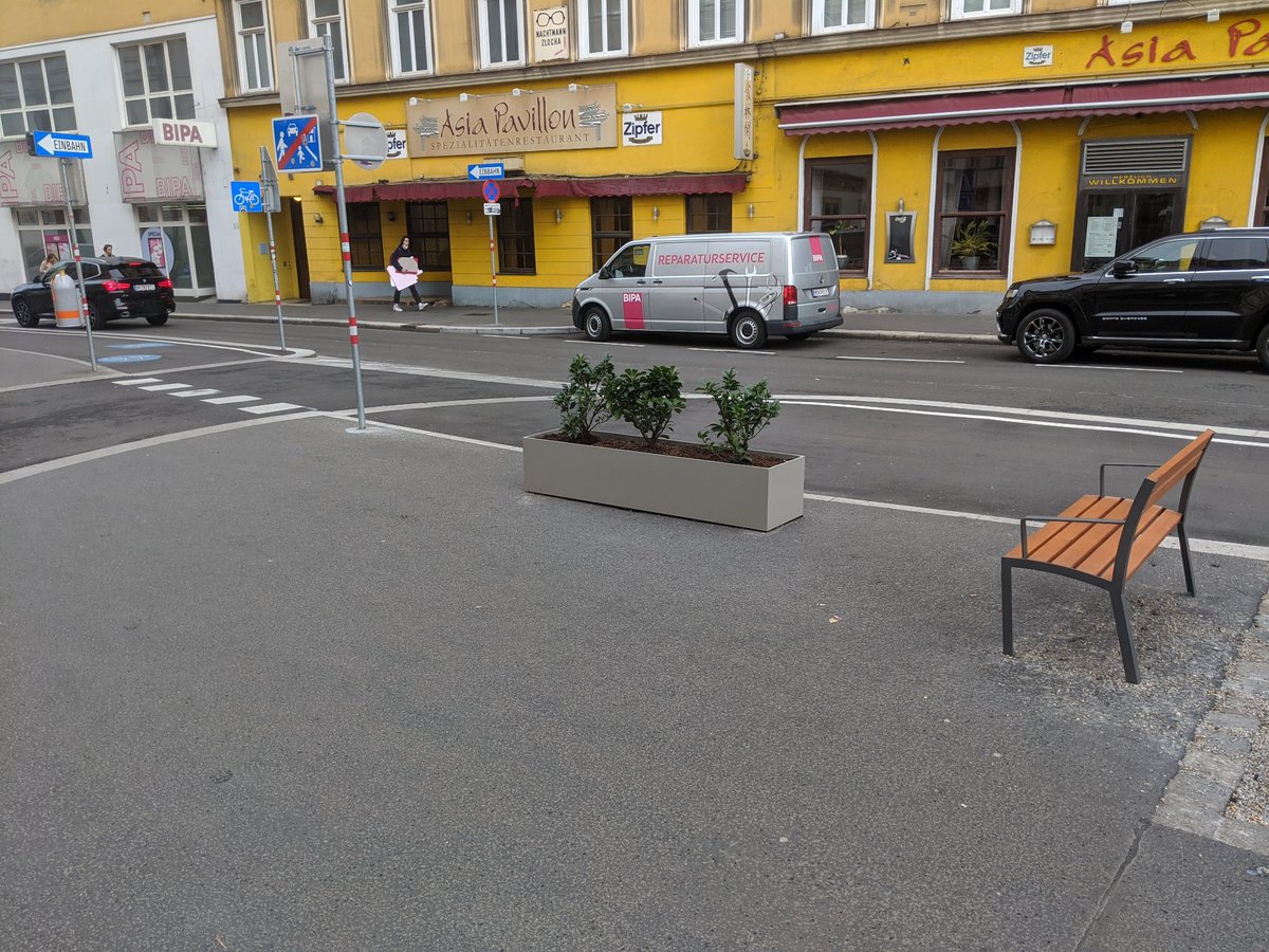 Bei uns im 4. wurde mit viel Geld die untere Favoritenstraße unter Federführung BV Halbwidl (SPÖ) umgebaut. Komplette Betonwüste.

Wir sollen das Projekt erst nach Fertigstellung beurteilen, hiess es – Begrünung kommt noch.

Das haben wir jetzt bekommen: