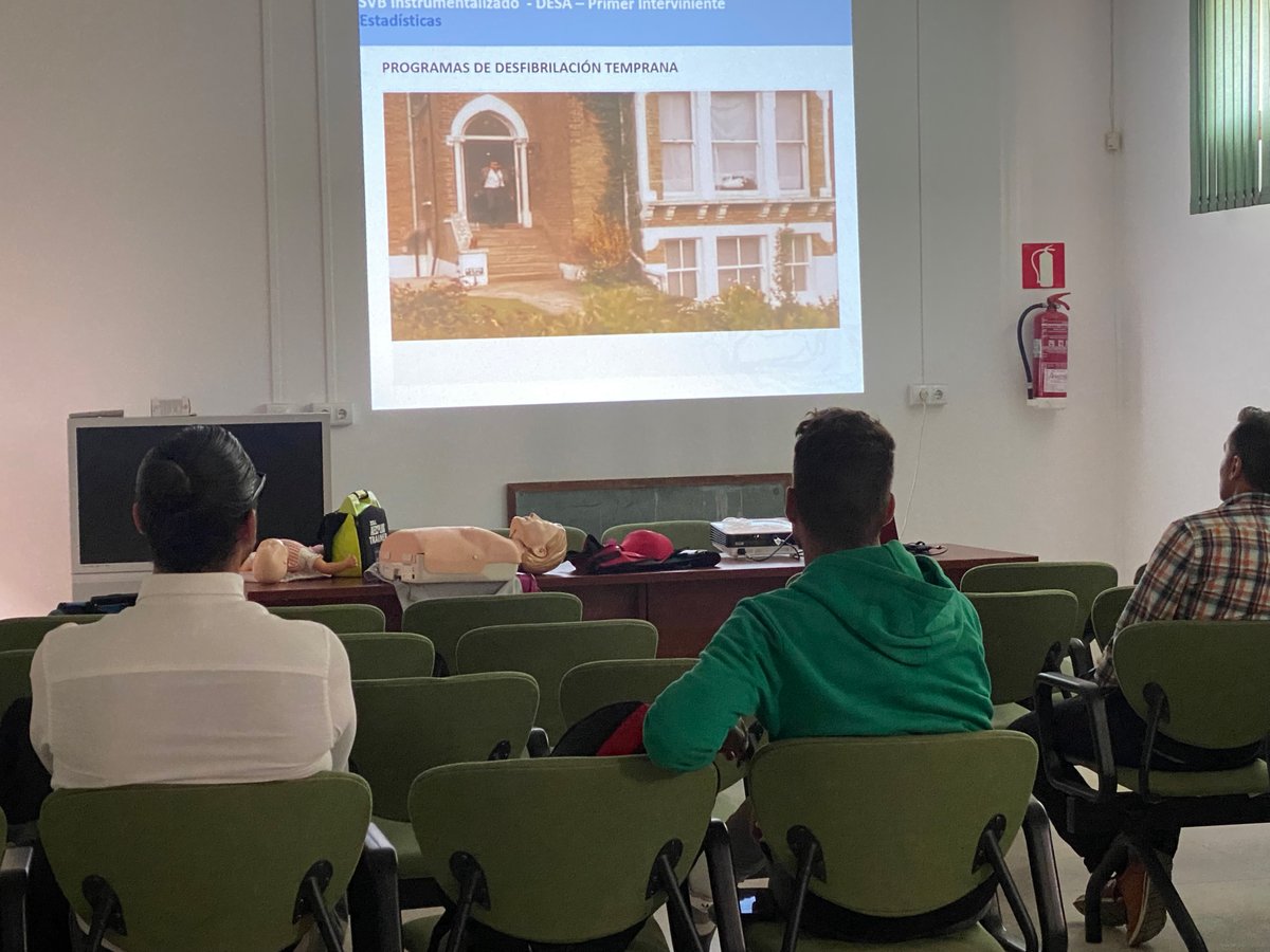 🚑 Varios integrantes de los distintos cuerpos técnicos de la #AcademiaUDA realizan un curso de primeros auxilios con el objetivo de poder intervenir con garantías ante cualquier contingencia que pueda producirse en la rutina de nuestros equipos de la cantera.