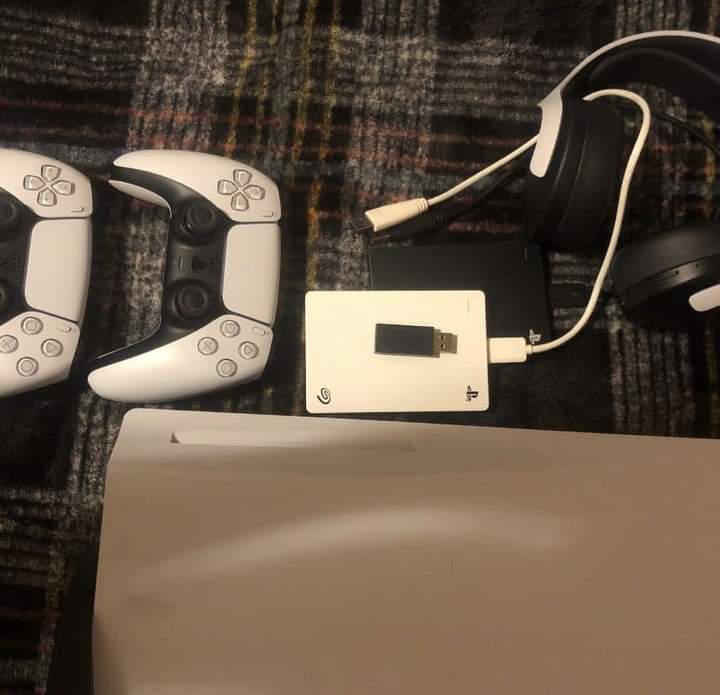 Olabode81486685's tweet photo. @ups_oakwi  i wanna sell this please i need money to pay some bills...anyone that have interest should pm me up. https://t.co/tpCwmvbbUs https://t.co/hkyynqSBSG