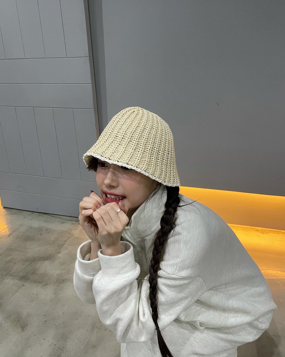 🦊🪐 fns update
[220427]

"youngeun's heart bite😛
this is how you do the heart bite right...?😶"