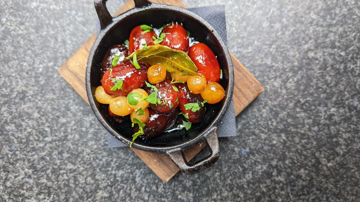 BarIberico's tweet photo. #NEWTAPAS
Mini Chorizo, Caramelised Pickled Onion, Basque Cider
- we know you love a chorizo dish😉
Order a bowl of sourdough to soak up the fresh & aromatic Basque Cider sauce after you've devoured these spicy Spanish sausages
Your Hockley Tapas spot - https://t.co/MiMNaYF6Ge https://t.co/fJbXUJkTWE
