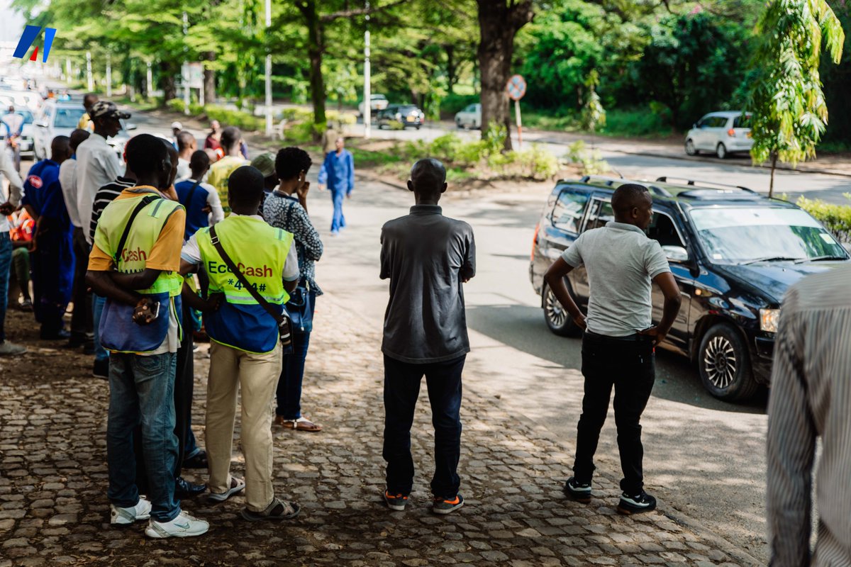 akezanet's tweet photo. 🚨Ibara riheje kurwa kw'ibarabara ryitiriwe  Melchior Ndadaye
Abasuma bambaye impuzu z'igipolisi gicungera inzego bahejeje kwiba amahera yababa imiliyoni 200 imbere y’ahakorera Assurance Egic -Nv igihe c'isaha zibiri niminota 45. https://t.co/IsfjOt4daq