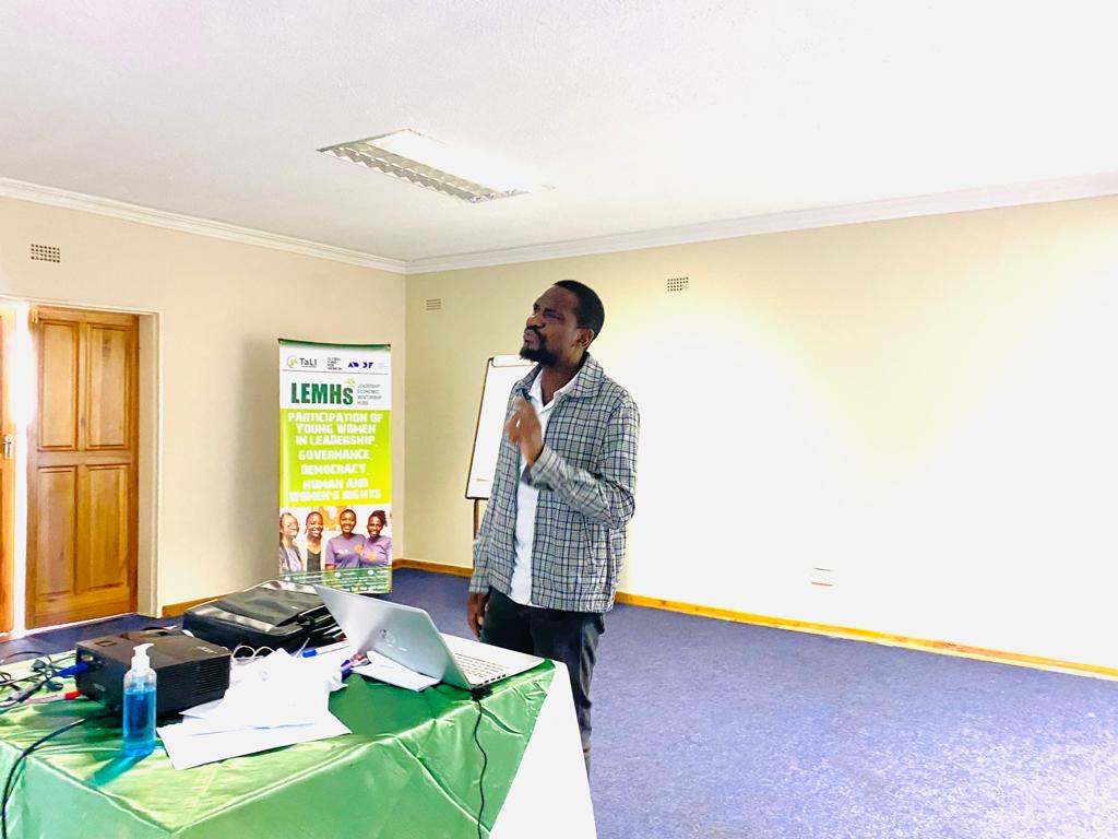 tagalife's tweet photo. Day 8: Journalist @bbmhlanga training the young women and girls on" Young women and citizen journalism." A citizen journalist is an ordinary person without special training who records or writes about news stories.
@GlobalFundWomen #nyaradzomashayamombe @awdf01
#LEMHster
#agyw https://t.co/0C1HOX9lKM