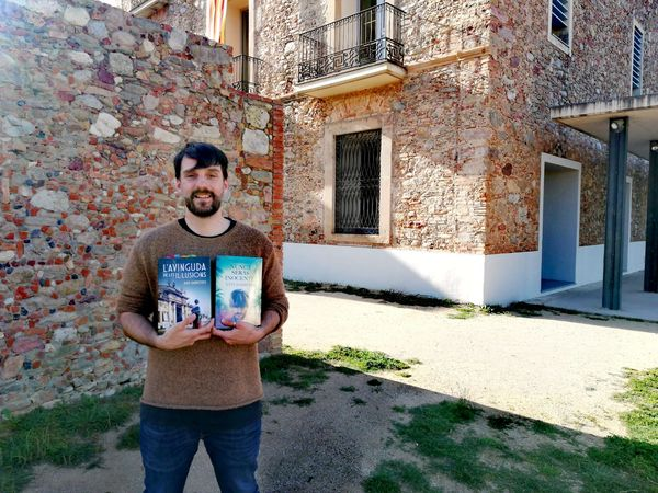 bibcaoliveres's tweet photo. Club de lectura amb la visita de l'autor, Xavi Barroso 🤩
Vam parlar sobre la seva novel·la "L'Avinguda de les il·lusions" i tenim moltes ganes de llegir la segona "Nunca serás inocente"
#Clubdelectura #Visitadelautor #AutorLocal #XaviBarroso @bibliotequescat @bibliotequesXBM https://t.co/uf0e2UWjGM