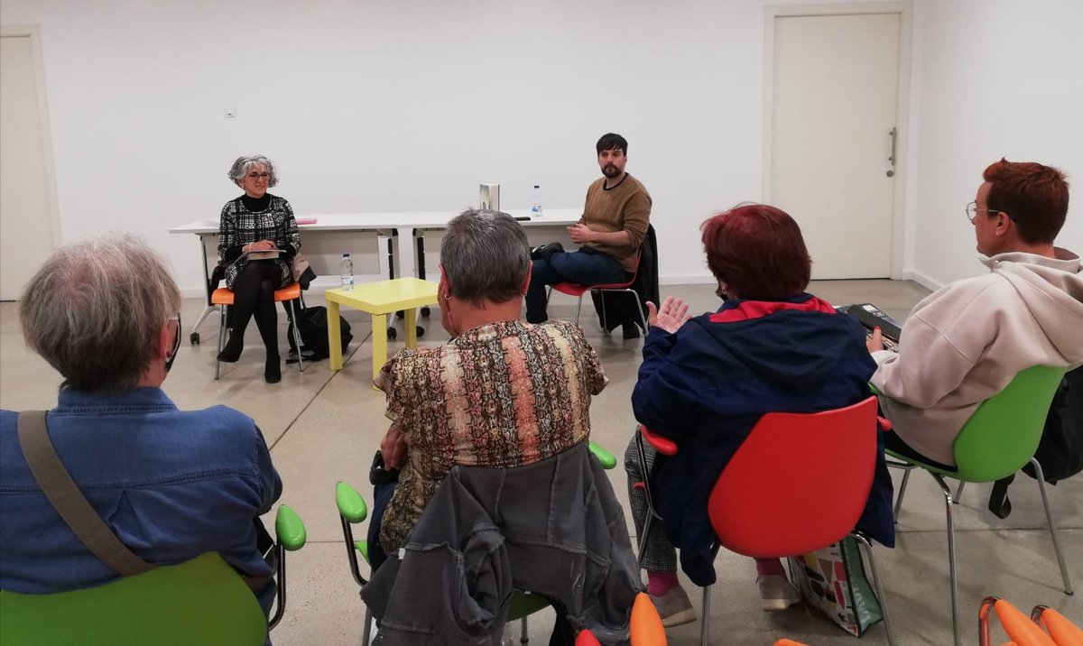 bibcaoliveres's tweet photo. Club de lectura amb la visita de l'autor, Xavi Barroso 🤩
Vam parlar sobre la seva novel·la "L'Avinguda de les il·lusions" i tenim moltes ganes de llegir la segona "Nunca serás inocente"
#Clubdelectura #Visitadelautor #AutorLocal #XaviBarroso @bibliotequescat @bibliotequesXBM https://t.co/uf0e2UWjGM