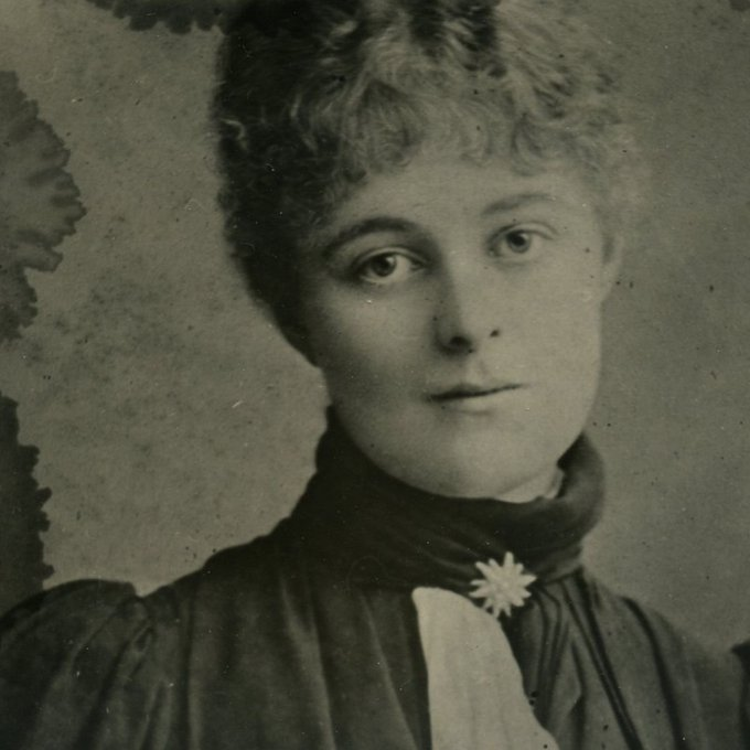 YeatsBedfordPk's tweet photo. d. #otd 1953 Maud Gonne, who visited #Yeats @ 3BlenheimRd #BedfordPk on 30 Jan 1889 when, #Yeats says, "the troubling of my life began"... to which he might have added "as did some of my greatest poems... " incl. the one that inspired @Conradshawcross's vision of #EnwroughtLight https://t.co/DL8FXYhv9x