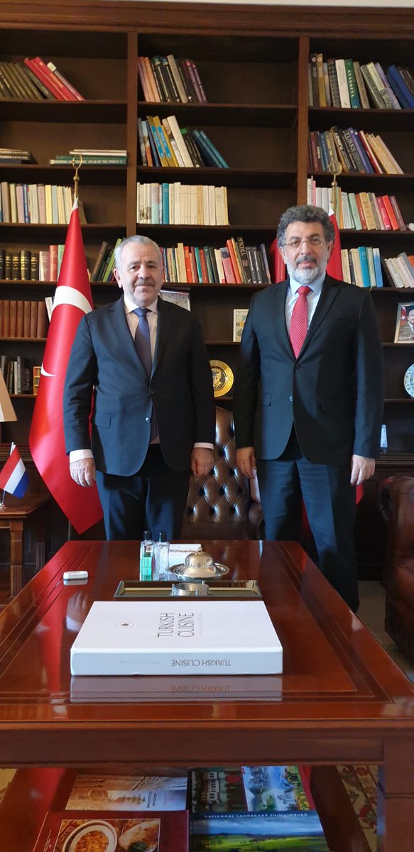 <a href="/DEU_IRO/">DEU INTERNATIONAL</a> Koordinatörümüz Doç. Dr. Olgun ÇİÇEK Hollanda ziyaretinde Lahey Büyükelçisi Sn. Şaban Dişli ve Ticaret Müşaviri ile Eğitim Müşavirine ziyarette bulunarak Üniversitemiz ile Hollanda Üniversiteleri arasında ikili işbirliği anlaşmaları konusunda görüştü. 
<a href="/universitemDEU/">Dokuz Eylül Üniversitesi</a>