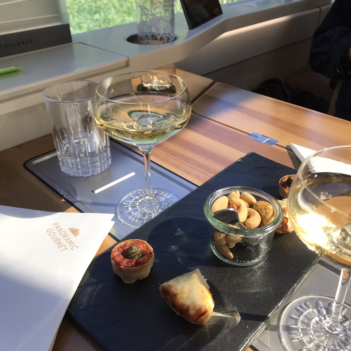 blurry_eyesight's tweet image. #氷河特急 #Excellenceclass 世界で一番遅い特急でアペロタイム #鉄子 #スイス