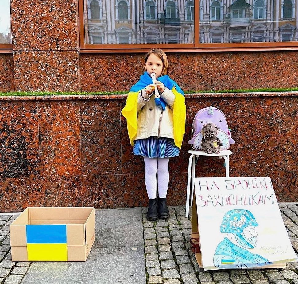 ukraine_world's tweet photo. This is Solomiyka. She plays the pipe on the main street of Dnipro to raise money for bulletproof vests for the Ukrainian military. #UkraineWillResist https://t.co/HmZxMZwRcC