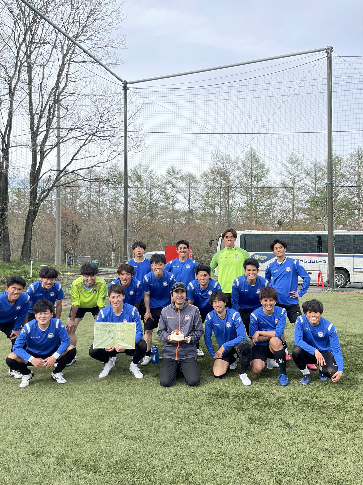 ザスパ草津チャレンジャーズ 木村監督誕生日 遅くなりましたが今日は トレーニング後に選手達が木村監督の誕生日を祝いました ケーキと全員からメッセージで色紙が贈られました これを機にまた 監督 選手と一致団結してチーム力を高めていきます