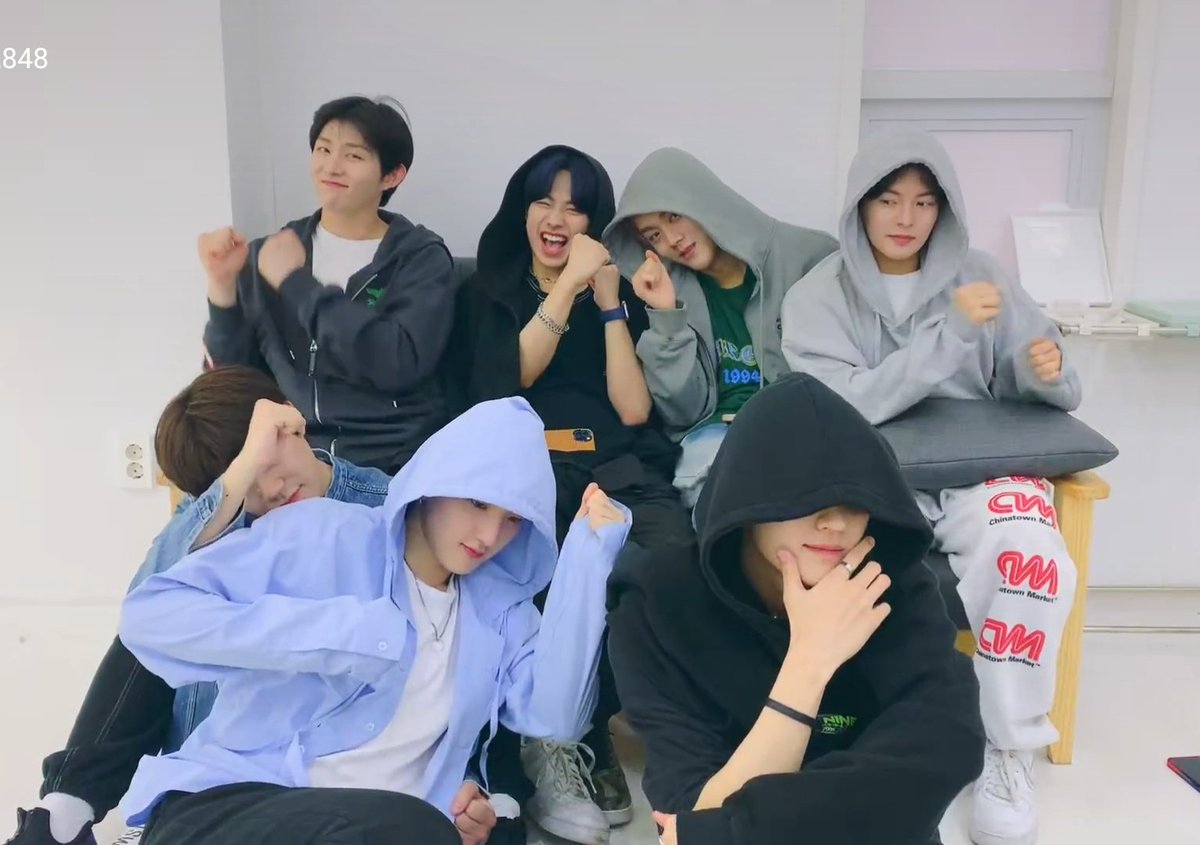 honeybunchkeita's tweet image. [#싸이퍼 #Ciipher] 27/04/2022 VLIVE
💌CAPTURE TIME📷🎥