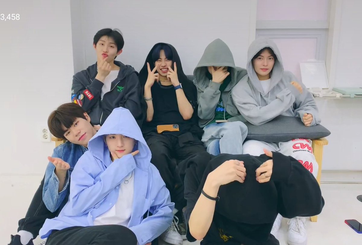 honeybunchkeita's tweet image. [#싸이퍼 #Ciipher] 27/04/2022 VLIVE
💌CAPTURE TIME📷🎥