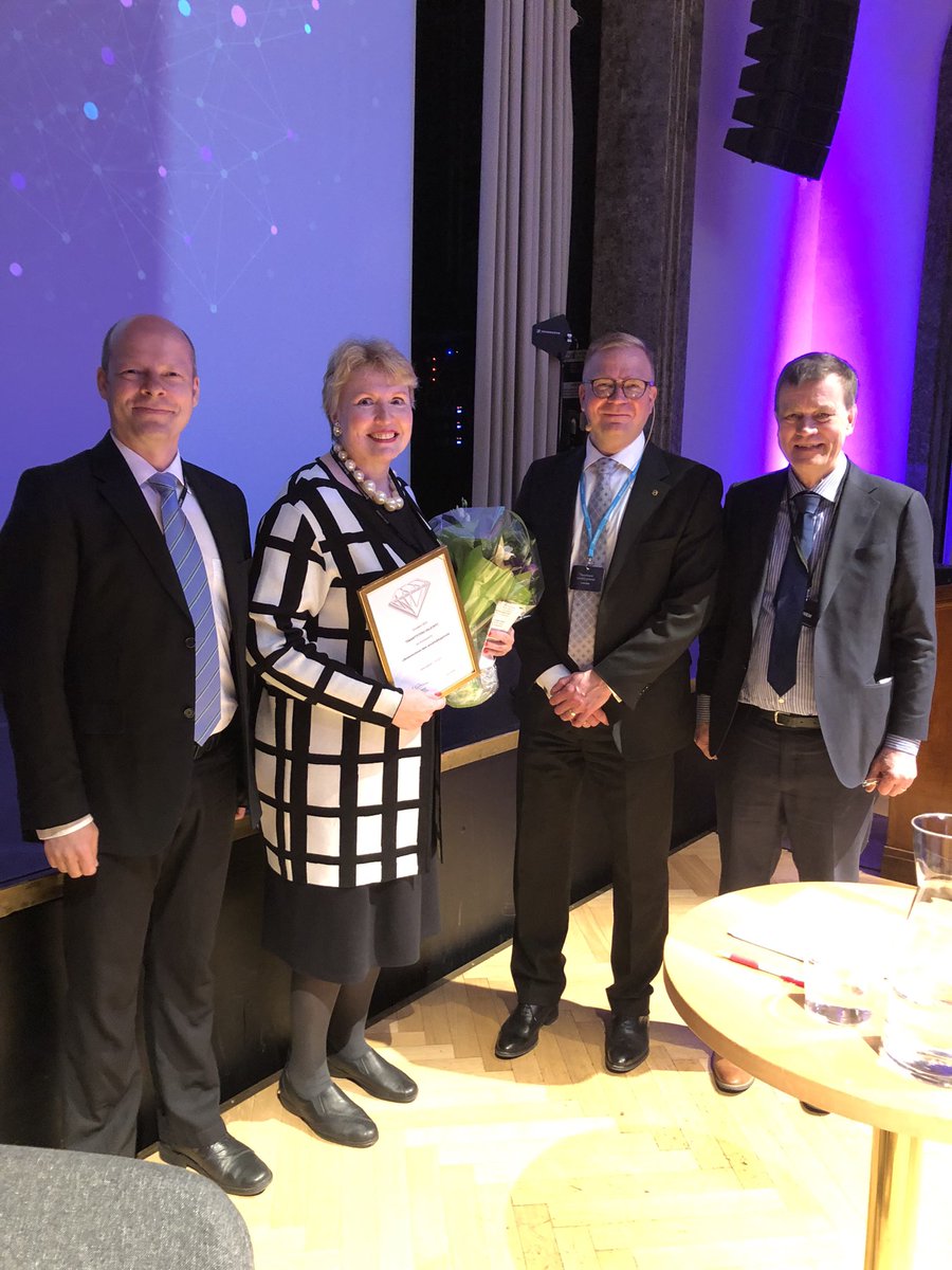 Esa Pulkkinen (@pulkkinen_e) on Twitter photo Minulla oli kunnia luovuttaa vuoden Timanttiteko-palkinto UM:n tekoälyhankkeelle ja Aiwo Digital Oylle Erillisverkkojen tilaisuudessa. Hanke tukee johtamista eri tasoilla ja henkistä kriisinkestävyyttä - erittäin tärkeä hanke vallitsevassa turvallisuustilanteessa <a href="/Ulkoministerio/">MFA Finland 🇫🇮</a> Minulla oli kunnia luovuttaa vuoden Timanttiteko-palkinto UM:n tekoälyhankkeelle ja Aiwo Digital Oylle Erillisverkkojen tilaisuudessa. Hanke tukee johtamista eri tasoilla ja henkistä kriisinkestävyyttä - erittäin tärkeä hanke vallitsevassa turvallisuustilanteessa <a href="/Ulkoministerio/">MFA Finland 🇫🇮</a>