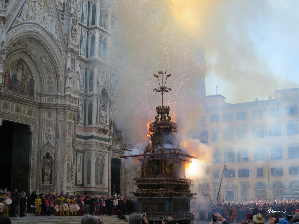スコッピオ・デル・カッロは、爆竹や花火が仕掛けられた大きな山車。これがドゥオーモの前で盛大に爆発するのがフィレンツェにおけるパスクアの一大イベント。パスクア後最初のニュースレターでは、このイベントを取り上げました。今週はどんな話題？
ご購読はこちらまで →→→  info@il-centro.net