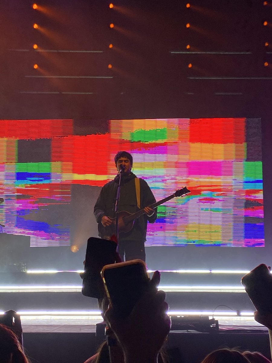 talkfastchan's tweet photo. give it up for the bass machine, calum hood https://t.co/KKRm6jRoMZ