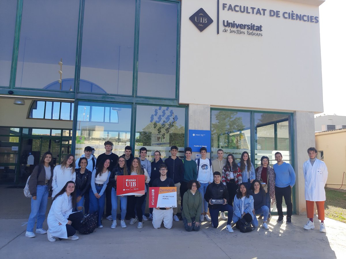 iesbporcel's tweet image. "Avui els alumnes de 1r bat A han anat a la @UIBuniversitat i visitat el #Demolab. Taller de química i cuina, esferificacions, N2 líquid, gel sec, pH..."