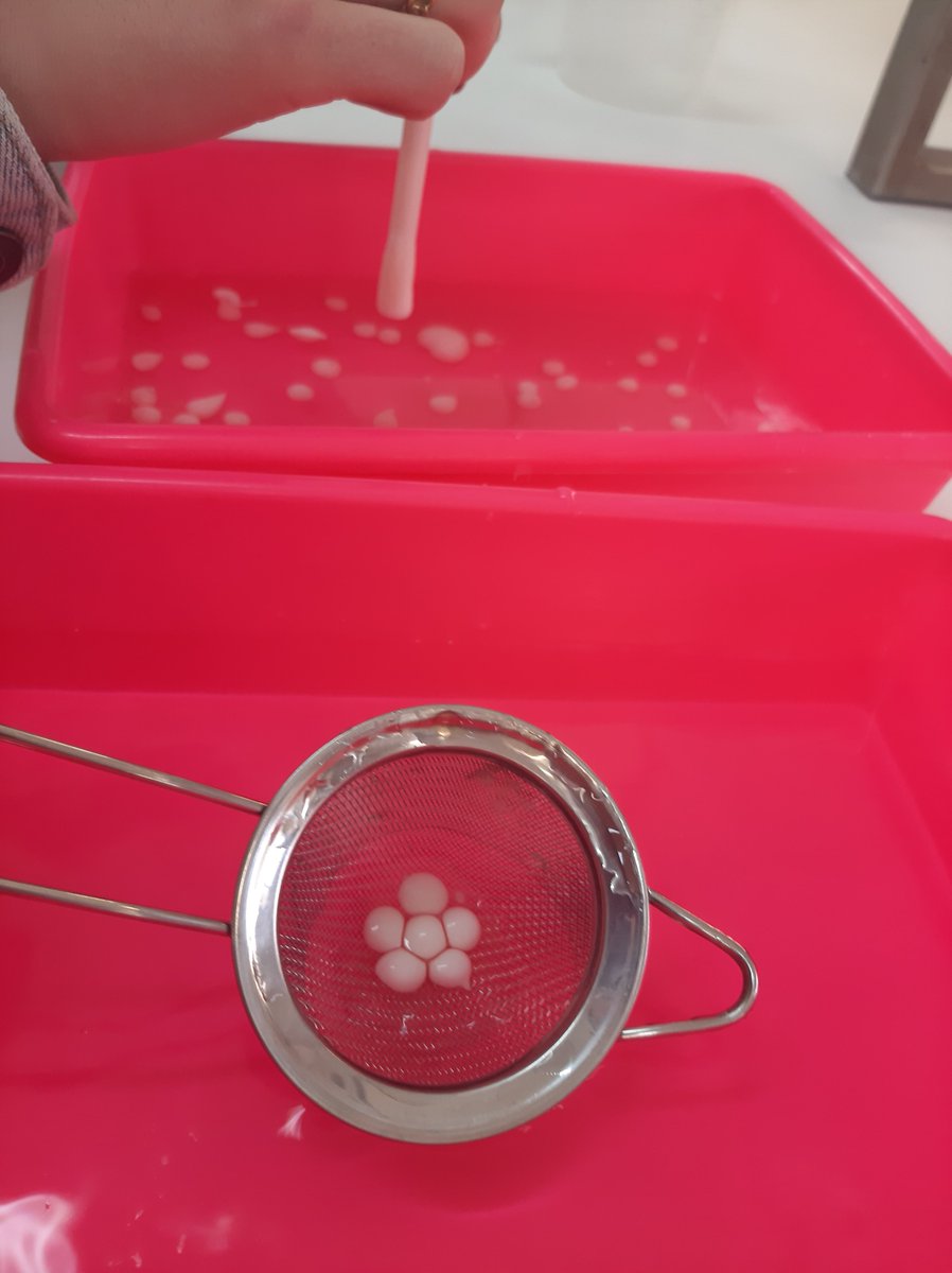 iesbporcel's tweet image. "Avui els alumnes de 1r bat A han anat a la @UIBuniversitat i visitat el #Demolab. Taller de química i cuina, esferificacions, N2 líquid, gel sec, pH..."